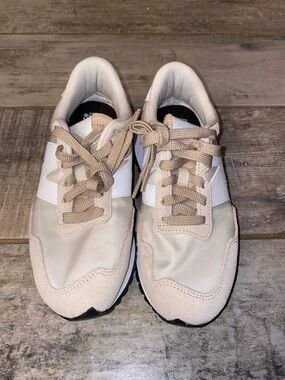 New Balance 327 Women’s Neutral Beige & White Casual Sneakers - Size 7US W